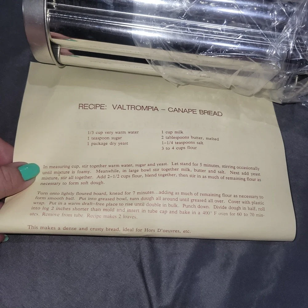 The Pampered Chef Valtrompia Bread Tube Flower Shape #1550 Bread Baking Pan